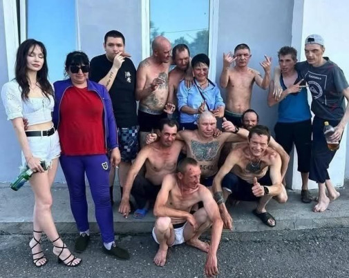Hm... mladí ľudia sa radi zabávajú nech sú kdekoľvek